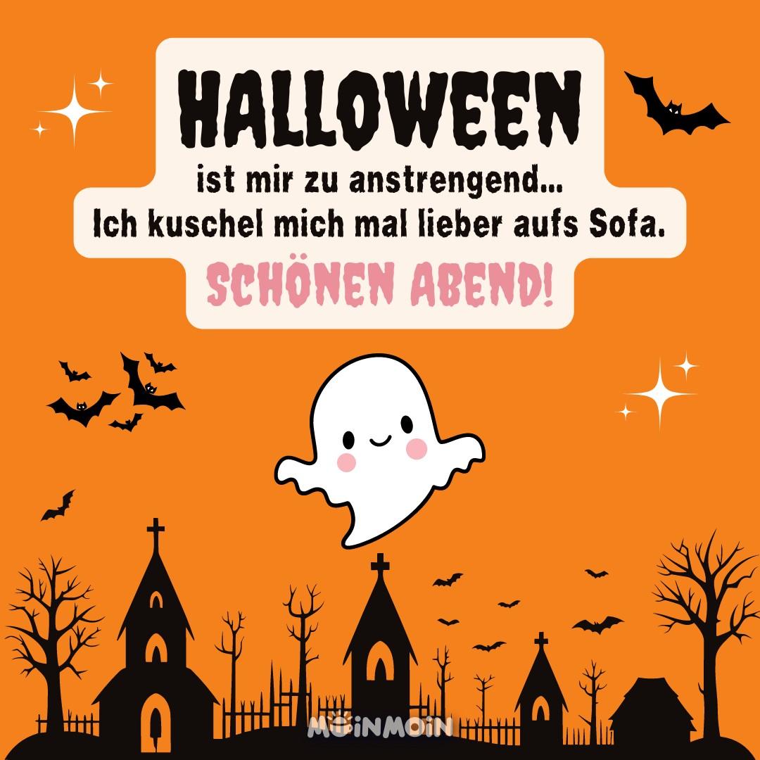 Ein lustiges Halloween-Bild mit einem niedlichen Geist, der sagt: 'HALLOWEEN ist mir zu anstrengend... Ich kuschel mich mal lieber aufs Sofa. SCHÖNEN ABEND!' Der Hintergrund ist orange mit schwarzen Silhouetten von Bäumen, Fledermäusen und einem Friedhof.